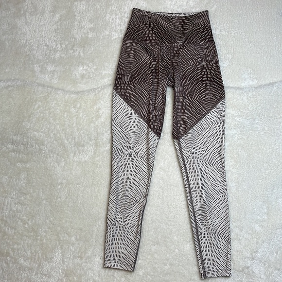 Beyond Yoga Lux Midi Leggings in Etched Fan - Picture 6 of 12